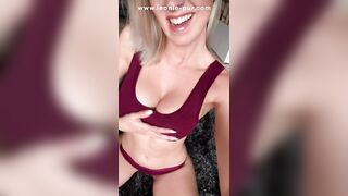 Fit Instagram Girl comes to an Intense Orgasm while Fingering