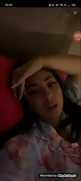 Une Beurette fais bander des mec en Live