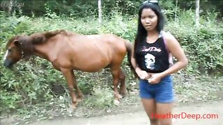 (Onlyfans.com/heatherdeep) HD peeing next to horse in jungle