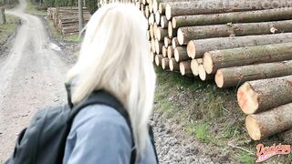 Haariger Busch pisst im Wald