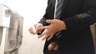 スーツリーマンが公衆トイレでオナニー