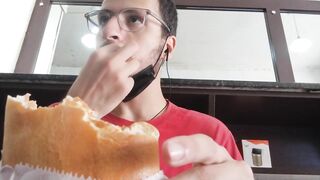 Mukbang de um salgado de calabresa / Turco