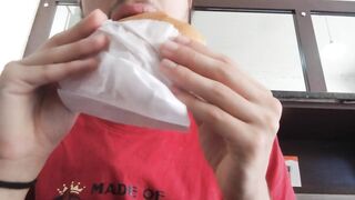 Mukbang de um salgado de calabresa / Turco