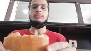 Mukbang de um salgado de calabresa / Turco