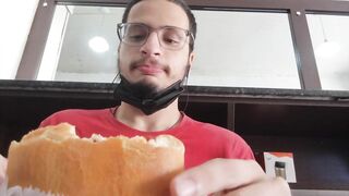 Mukbang de um salgado de calabresa / Turco