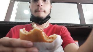 Mukbang de um salgado de calabresa / Turco