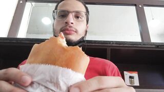 Mukbang de um salgado de calabresa / Turco