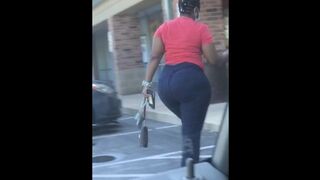 OLD LADY BIG ASS BOUNCIN IN PUBLIC