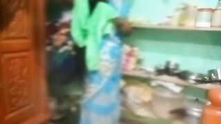 Desi aunty sary changing in home