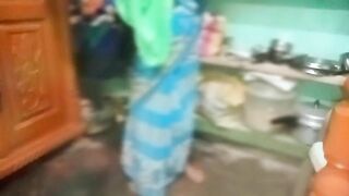 Desi aunty sary changing in home