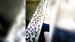 Большой член любит, когда его дрочат двумя руками