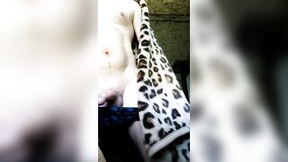 Большой член любит, когда его дрочат двумя руками