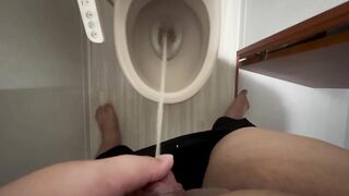 25歳の熊さんは今日も気持ちよくおしっこ！自宅のトイレでわざわざ皮をむいて恍惚