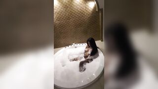 Latina en el jacuzzi delicioso con su botella sexi sumisa encantadora morbosa perrita domable ven a darme mi lechita