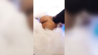 Latina en el jacuzzi delicioso con su botella sexi sumisa encantadora morbosa perrita domable ven a darme mi lechita