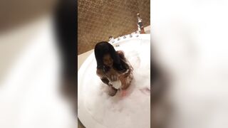 Latina en el jacuzzi delicioso con su botella sexi sumisa encantadora morbosa perrita domable ven a darme mi lechita