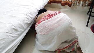 خادمة هندية تعلق تحت السرير أثناء تنظيف منزل مالك سعودي ثم يضاجعها شيخ سعودي - Maid Stuck Under bed