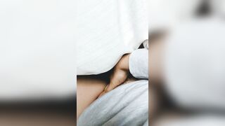 Chica caliente masturbándose en su cama