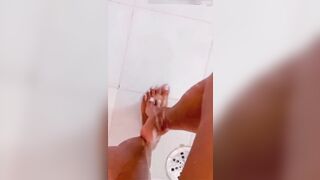 Belle jambes et beaux pieds sous la douche