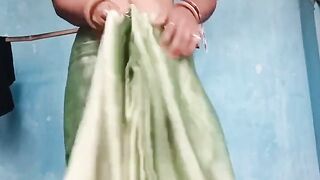 Desi Village Bhabhi's Pussy Is Oozing Water After Putting Brinjal in It